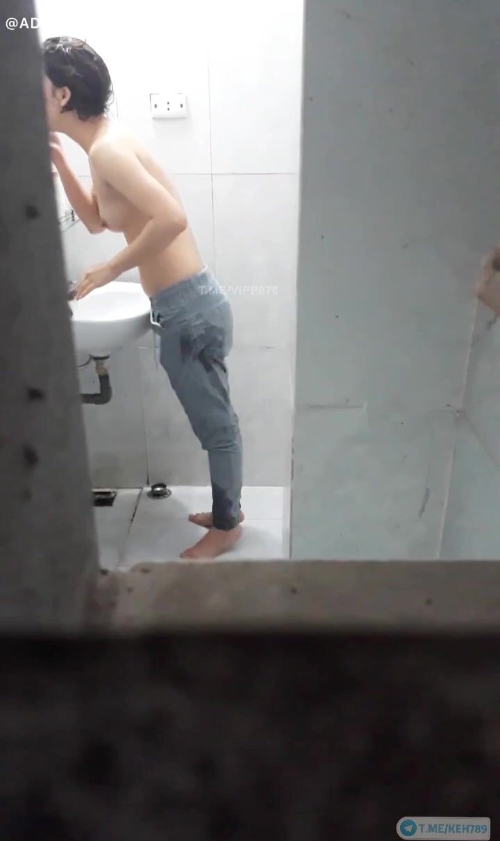 Quay lén em sinh viên phòng bên mới đi học về đi tắm